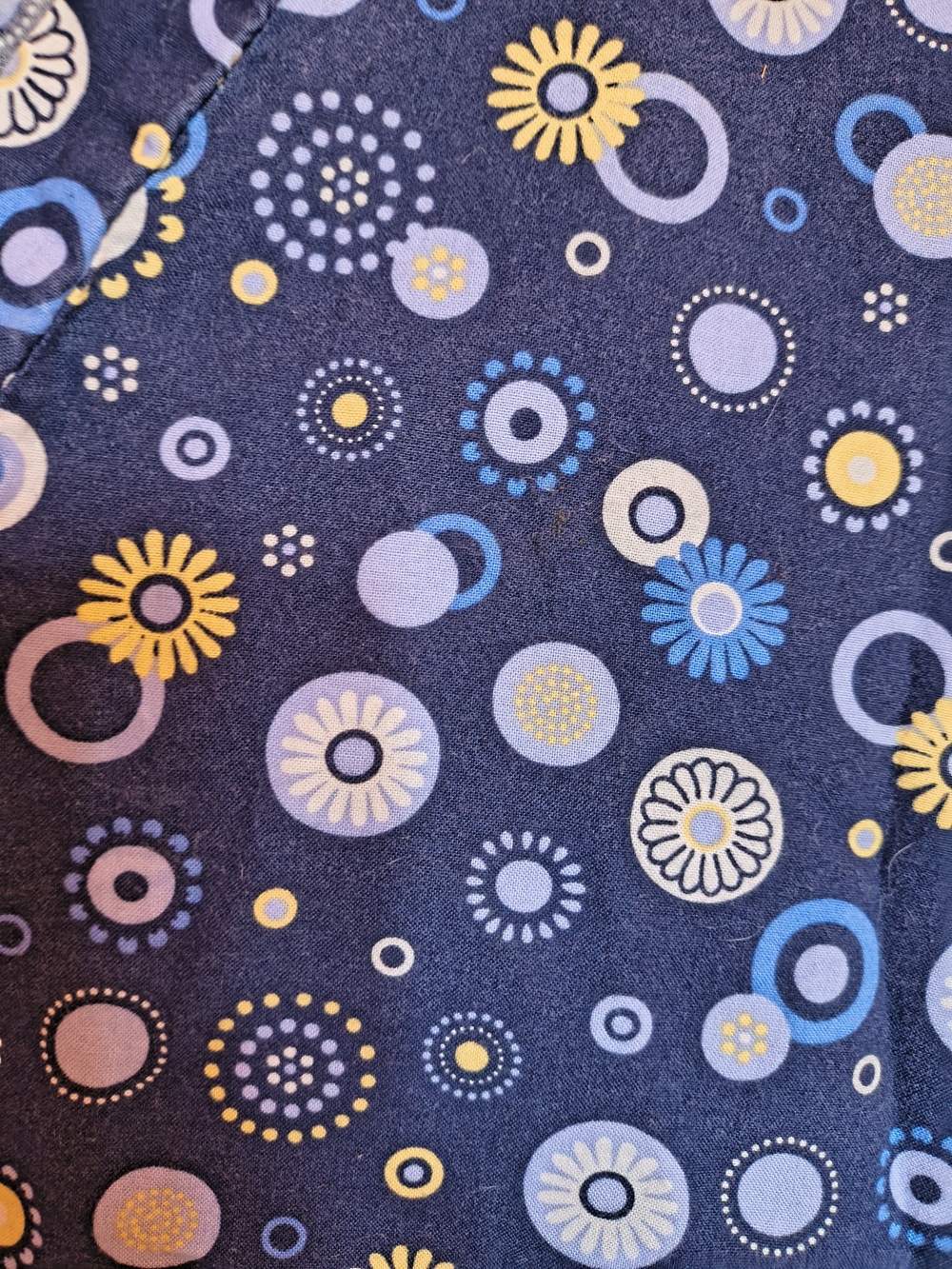 H.Q. Scrub Top 2x. Navy Floral / Circles - Picture 2 of 7